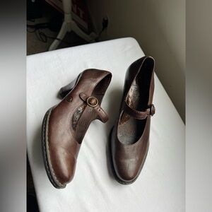 Børn Leather Mary Jane Block Heel Shoes in a Dark Brown Color. Size 7.5